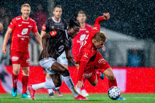 Isaac Twum of Mjøndalen and Aune Heggebø of Brann