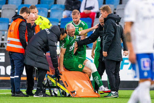 Hammarbys Jon Gudni Fjoluson läggs upp på en bår på