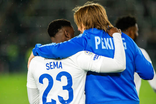 IFK Norrköpings Maic Sema och Marcus Krunegård omfamnar