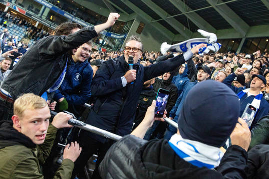 IFK Norrköpings tränare Rikard Norling jublar med fansen