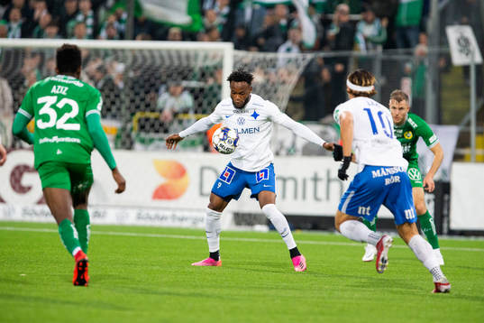 IFK Norrköpings Samuel Adegbenro med bollen