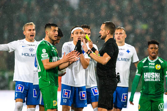 Domare Victor Wolf delar ut ett gult kort till Hammarbys