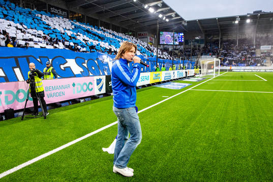 Marcus Krunegård underhöll publiken vid fotbollsmatchen i