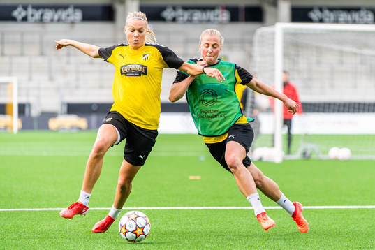 Stine Larsen and Julia Karlernäs