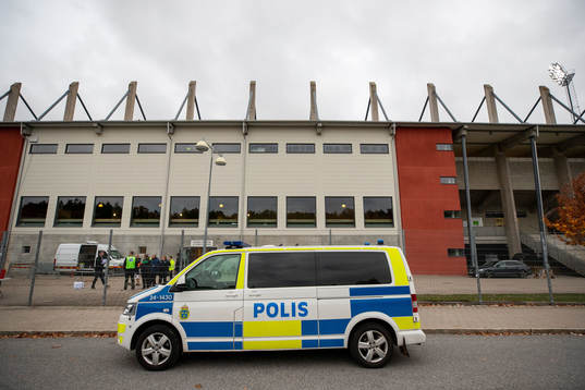 En polisbil utanför Iver Arena innan fotbollsmatchen i