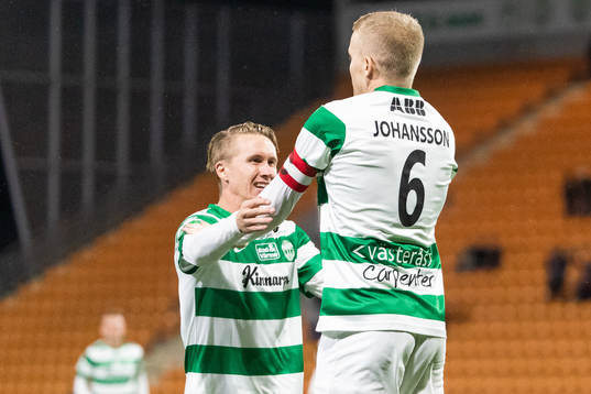 Västerås Simon Johansson jublar med lagkamrat