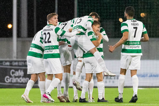 Västerås Simon Johansson jublar med lagkamrater