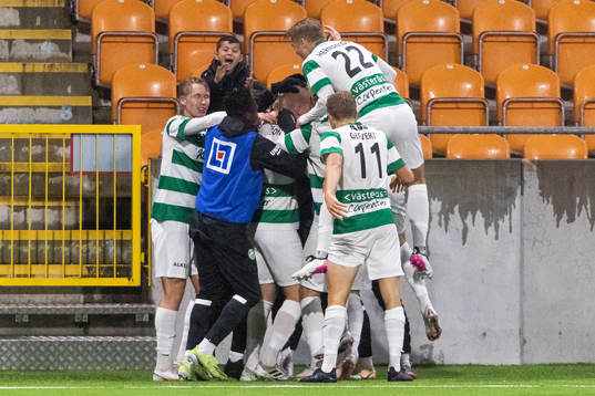 Västerås Simon Johansson jublar med lagkamrater