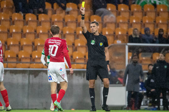 GAIS Adam Egnell varnas av domare Magnus Lindgren
