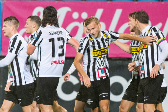 Landskronas Robin Hofsö jublar med lagkamrater