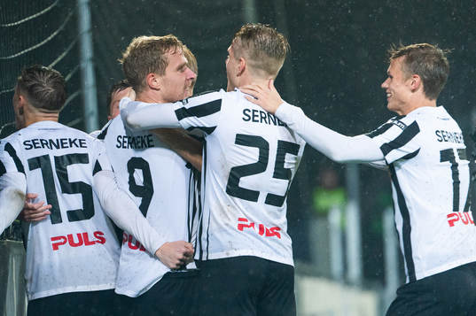 Landskronas Linus Olsson jublar med lagkamrater