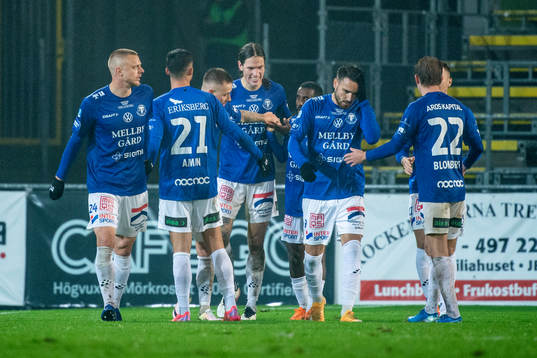 Trelleborgs Isak Jönsson nickar in 2-2 och jublar med