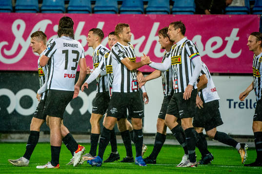 Landskronas Johan Rapp jublar med lagkamraterna