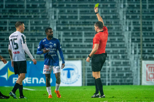 Trelleborgs Mohammed Khalid Saeid får gult kort av domare