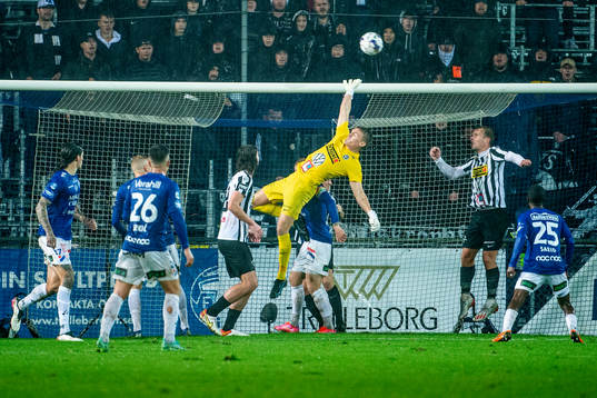 Landskronas målvakt Svante Hildeman räddar