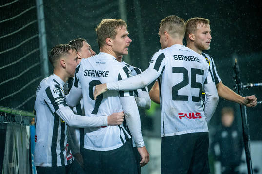 Landskronas Linus Olsson jublar med lagkamraterna