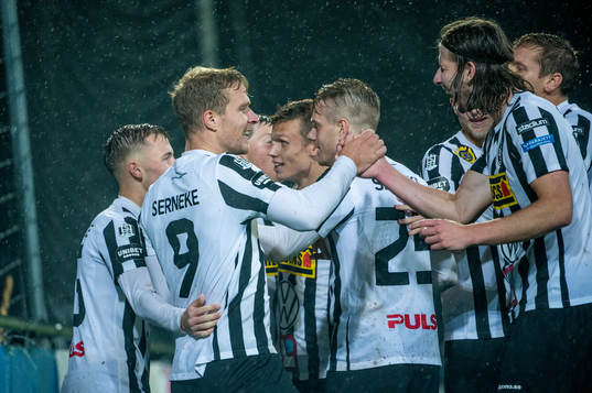 Landskronas Linus Olsson jublar med lagkamraterna