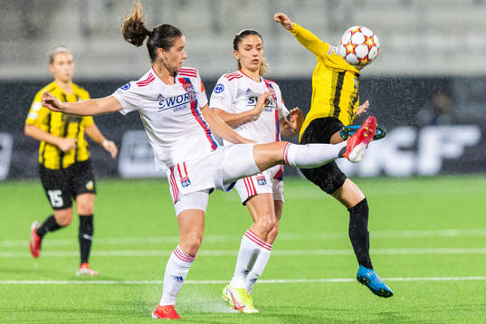 Damaris Egurrola of Lyon and Filippa Curmark of Häcken