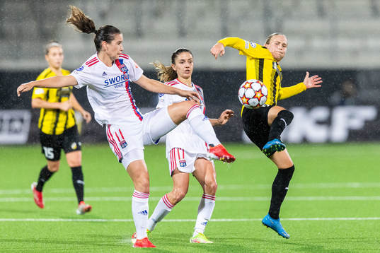 Damaris Egurrola of Lyon and Filippa Curmark of Häcken