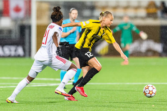 Kadeisha Buchanan of Lyon and Stine Larsen of Häcken