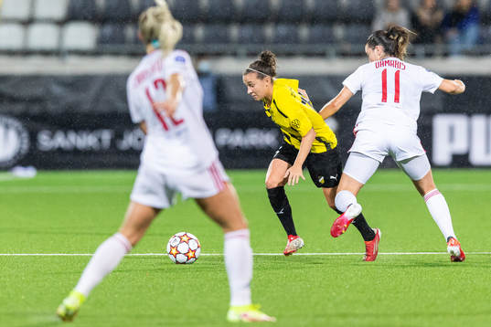 Julia Zigiotti Olme of Häcken and Damaris Egurrola of Lyon