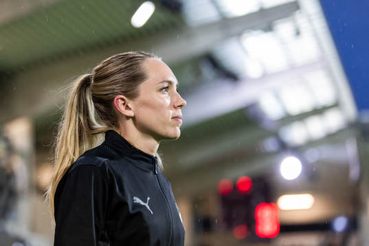 Elin Rubensson of Häcken enters the pitch