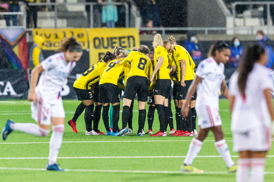 Players of Häcken gather