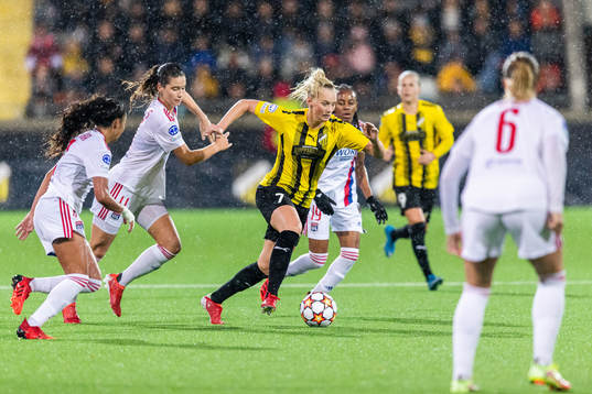 Damaris Egurrola of Lyon and Stina Blackstenius of Häcken