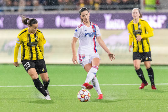 Milica Mijatovic of Häcken and Damaris Egurrola of Lyon