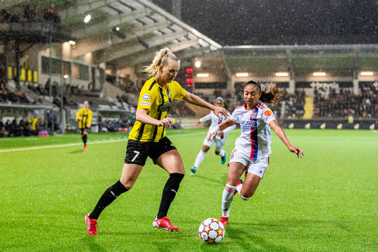 Stina Blackstenius of Häcken and Perle Morroni of Lyon