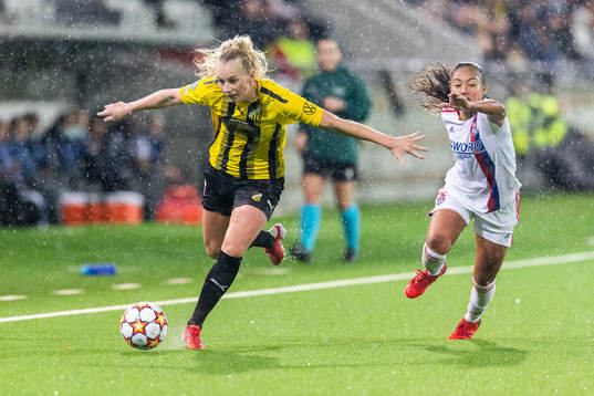 Stina Blackstenius of Häcken and Perle Morroni of Lyon