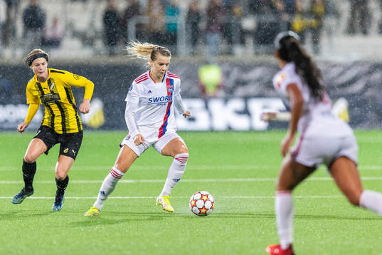 Luna Nörgaard Gevitz of Häcken and Ada Hegerberg of Lyon