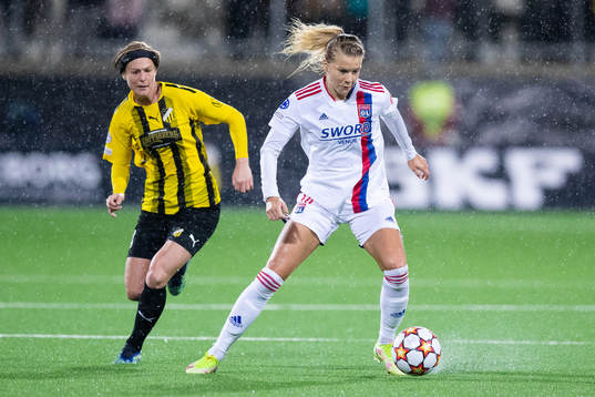 Luna Nörgaard Gevitz of Häcken and Ada Hegerberg of Lyon