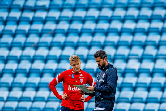Martin Ødegaard and Bernardo Cueva, tactical statistician