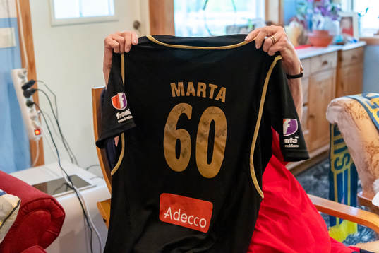Ingrid Holmgren, f.d fotbollsdomare, visar upp  en