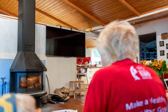 Ingrid Holmgren, f.d fotbollsdomare, har en stor tv  att