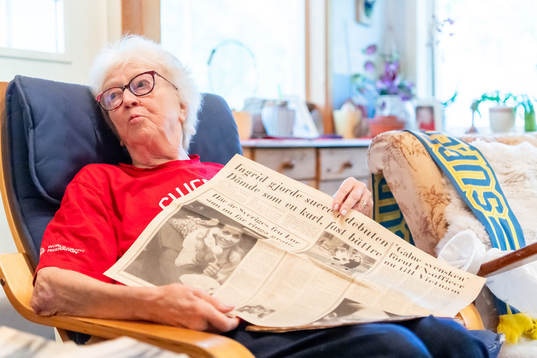 Ingrid Holmgren, f.d fotbollsdomare, visar ett