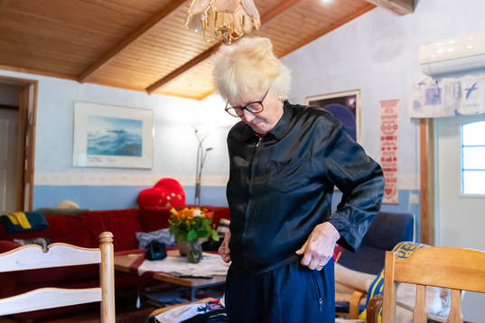 Ingrid Holmgren, f.d fotbollsdomare, tar på sig sin gamla