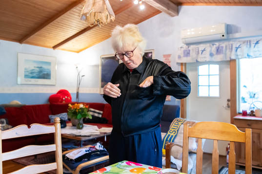 Ingrid Holmgren, f.d fotbollsdomare, tar på sig sin gamla
