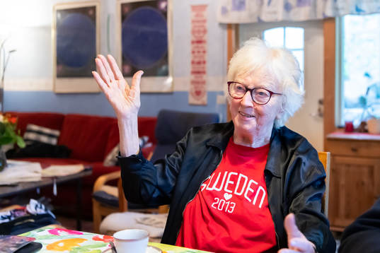 Ingrid Holmgren, f.d fotbollsdomare, blir intervjuad i sitt