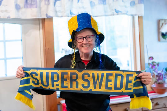 Ingrid Holmgren, f.d fotbollsdomare, håller en   halsduk