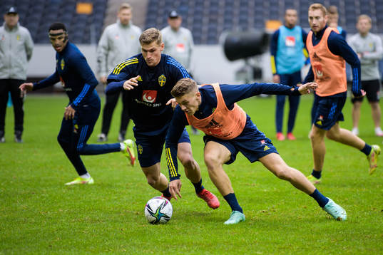 Carl Starfelt and Viktor Gyökeres of the Swedish national
