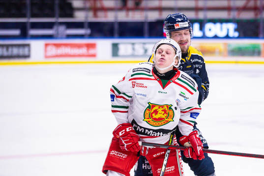 Moras Filip Björkman tacklas av Södertäljes Alexander