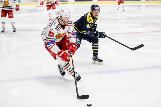 Moras Johan Persson och Södertäljes Colin Smith
