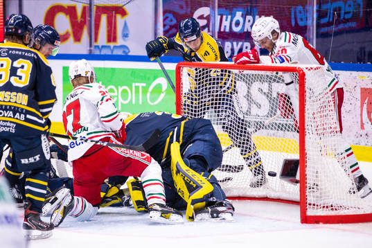 Pucken går i mål i samband ett bortdömt mål för Mora
