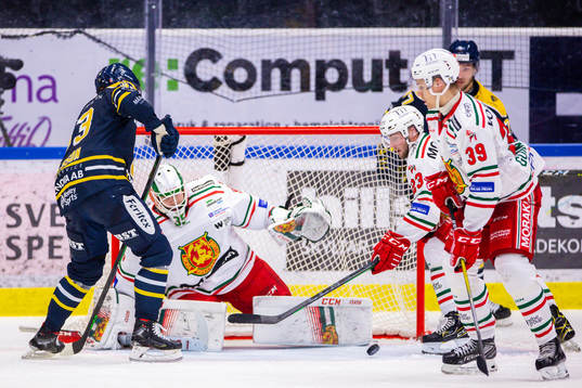Moras målvakt Matteus Ward med en räddning på en