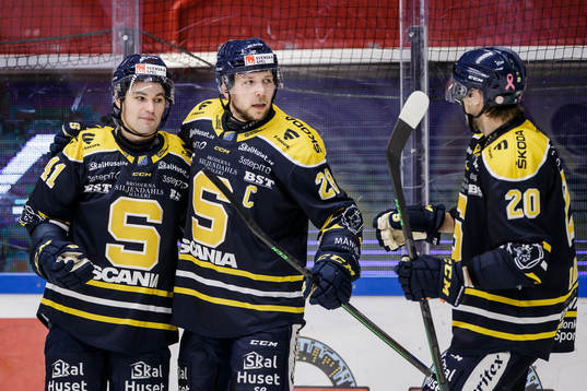Södertäljes Emil Alba (m) jublaer med Colin Smith och