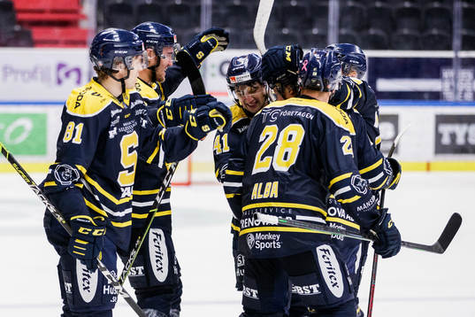 Södertäljes Anton Heikkinen jublar med lagkamrater