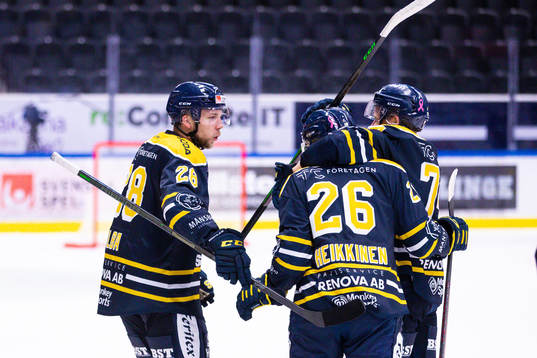 Södertäljes Anton Heikkinen  jublar med Emil Alba (v) och