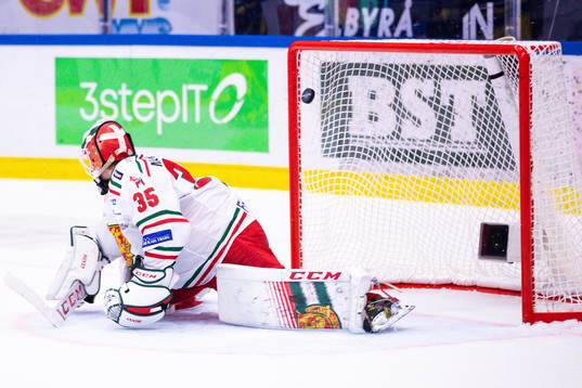 Södertäljes Anton Heikkinen gör 3-2 bakom Moras målvakt